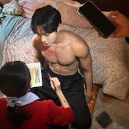 『巫女と彦星』主演チュ・ヨンウ、上半身露出のオフショットなど大放出！【PHOTO】