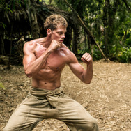 『ボーイ・キルズ・ワールド：爆拳壊界流転掌列伝』© 2023 Boy Kills World Rights, LLC All rights reserved.