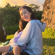 女優チェ・ジウ、大きくなった愛娘とゆったりバカンス！愛らしいツーショットに反響【PHOTO】