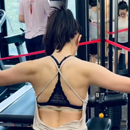 “1児の母” 女優ソン・イェジン、美しく割れた背中を公開。筋トレの様子に応援の声【PHOTO】