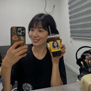 女優パク・シネが次回作の撮影中！女優仲間からの差し入れに“ハートポーズ”【PHOTO】
