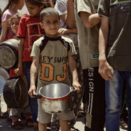 『手に魂を込め、歩いてみれば』©Fatma Hassona