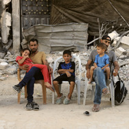 『手に魂を込め、歩いてみれば』©Fatma Hassona