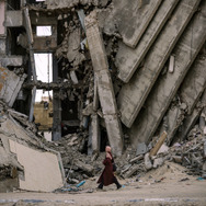 『手に魂を込め、歩いてみれば』©Fatma Hassona