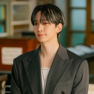 ジュノ新作『台風商社』初スチール公開、“1997年オレンジ族”に変身