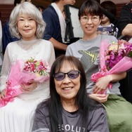 『雪子さんの足音』クランクアップ時、菜 葉 菜＆監督と　©旦々舎