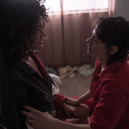 『愛はステロイド』© 2023 CRACK IN THE EARTH LLC; CHANNEL FOUR TELEVISION CORPORATION ALL RIGHTS RESERVED