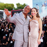 「The Smashing Machine」ドウェイン・ジョンソン、エミリー・ブラントPhoto by Aldara Zarraoa/Getty Images