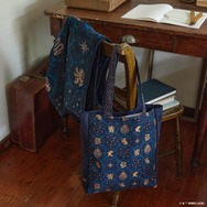 ブランケット ￥5,390、トートバッグ ￥4,400