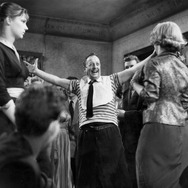 太陽を探す⼈々 2枚目の写真・画像