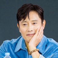 夫婦役のイ・ビョンホンとソン・イェジン、実は夫婦同士のゴルフ仲間だった！「初共演の気がせず…」