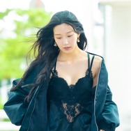 女優ムン・ガヨンが破格の空港ファッションを披露！25万円のスリップをのぞかせながら“にっこり”【独占写真】