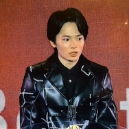 釜山授賞式　『愚か者の身分』©2025 映画「愚か者の身分」製作委員会