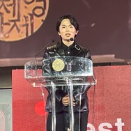 釜山授賞式　『愚か者の身分』©2025 映画「愚か者の身分」製作委員会