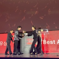 釜山授賞式　『愚か者の身分』©2025 映画「愚か者の身分」製作委員会