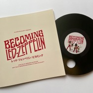 パンフレットとうちわ『レッド・ツェッペリン：ビカミング』©2025 PARADISE PICTURES LTD.　　