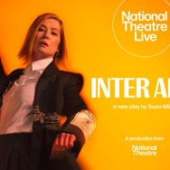 ナショナル・シアター・ライブ2025-2026「インター・エイリア」 2枚目の写真・画像