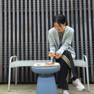 女優イ・ヨンエ、まったり休憩中のオフショット公開。飾らない姿に“ほっこり”【PHOTO】