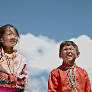 『あの川の向こう』© Kawajian Culture