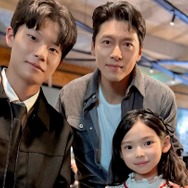 妻を支えるヒョンビンが素敵すぎる！ソン・イェジンの“子供たち”と記念ショットも【PHOTO】
