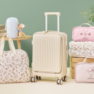 「POOH TRAVEL」新コレクション© Disney. Based on the “Winnie the Pooh” works by A.A. Milne and E.H. Shepard.