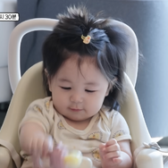 俳優シム・ヒョンタクの愛息ハルちゃん、“初りんご”に可愛さ炸裂！新しいモクバン誕生