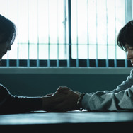 「捏造された都市」(C)2025 Disney and its related entities