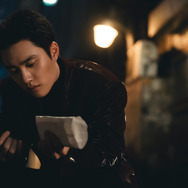 「捏造された都市」(C)2025 Disney and its related entities