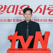 久々にラブコメ主演の俳優イ・ジョンジェ、制作発表会で「イム・ジヨンさんの推薦」と謙遜