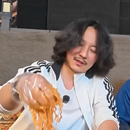 俳優キム・ナムギル、自然体すぎでは…食いしん坊ぶりに「厨房のおばちゃんみたい」と共演者がツッコミ