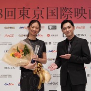 クロエ・ジャオ監督、吉沢亮／第38回東京国際映画祭の「黒澤明賞」授賞式