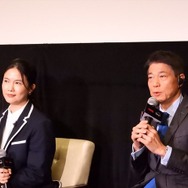 左：ジュリー・チョイ氏、右：日色保氏