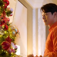 俳優ヒョンビン、お家でもこんな感じ？ツリーの前で“優しいパパの顔”【PHOTO】