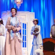 『喝采』©2024 Crazy Legs Features LLC