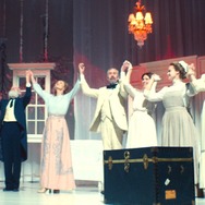 『喝采』©2024 Crazy Legs Features LLC