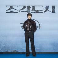 「捏造された都市」(c) 2025 Disney and its related entities