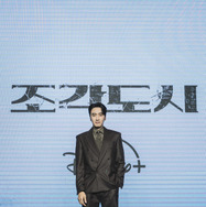 「捏造された都市」(c) 2025 Disney and its related entities