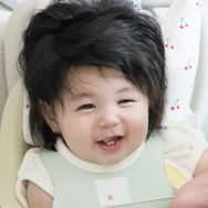 俳優シム・ヒョンタクの愛息ハルちゃん、BTS風ヘアに挑戦!?「こんなに毛量の多い赤ちゃんは初めて」