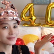 40歳じゃなくデビュー40周年…女優キム・ヘス、サプライズイベントに喜び【PHOTO】