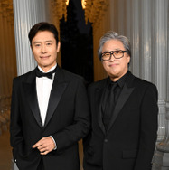 イ・ビョンホンとパク・チャヌク監督　Photo by Gilbert Flores/Variety via Getty Images