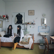 『白の花実』©2025 BITTERS END/CHIAROSCURO