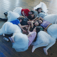 『白の花実』©2025 BITTERS END/CHIAROSCURO