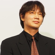 綾野剛『星と月は天の穴』完成披露上映会