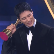 俳優アン・ボヒョン、父親の誕生日に人生初の“青龍トロフィー”を獲得！「今日は必ず連絡します」