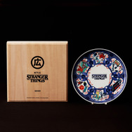 色絵宝尽文　サイズ：φ23.5×H2.1cm価　格：15,000円(16,500円)　Netflixシリーズ「ストレンジャー・シングス 未知の世界」× MARUHIRO限定記念プレート