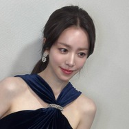 “青龍の女神” ハン・ジミン、魅惑のドレス姿にうっとり…舞台裏ショットも眩しい【PHOTO】