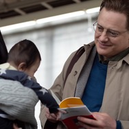 『レンタル・ファミリー』©2025 Searchlight Pictures. All Rights Reserved.　