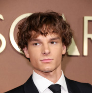 メイソン・テムズ　Photo by JC Olivera/WWD via Getty Images