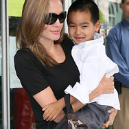 マドックスを迎えに行ったアンジェリーナ　-(C) Splash/AFLO