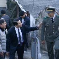 劇中とは真逆の雰囲気…ヒョンビン主演『メイド・イン・コリア』撮影現場のビハインド写真【PHOTO】